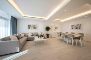 Tischbein mit rutschfestem Gummipad auf glattem Boden