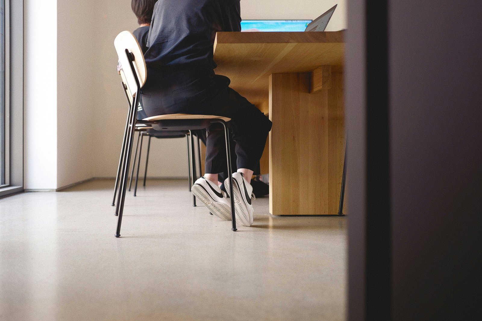 Person stützt sich mit den Händen auf eine Tischplatte