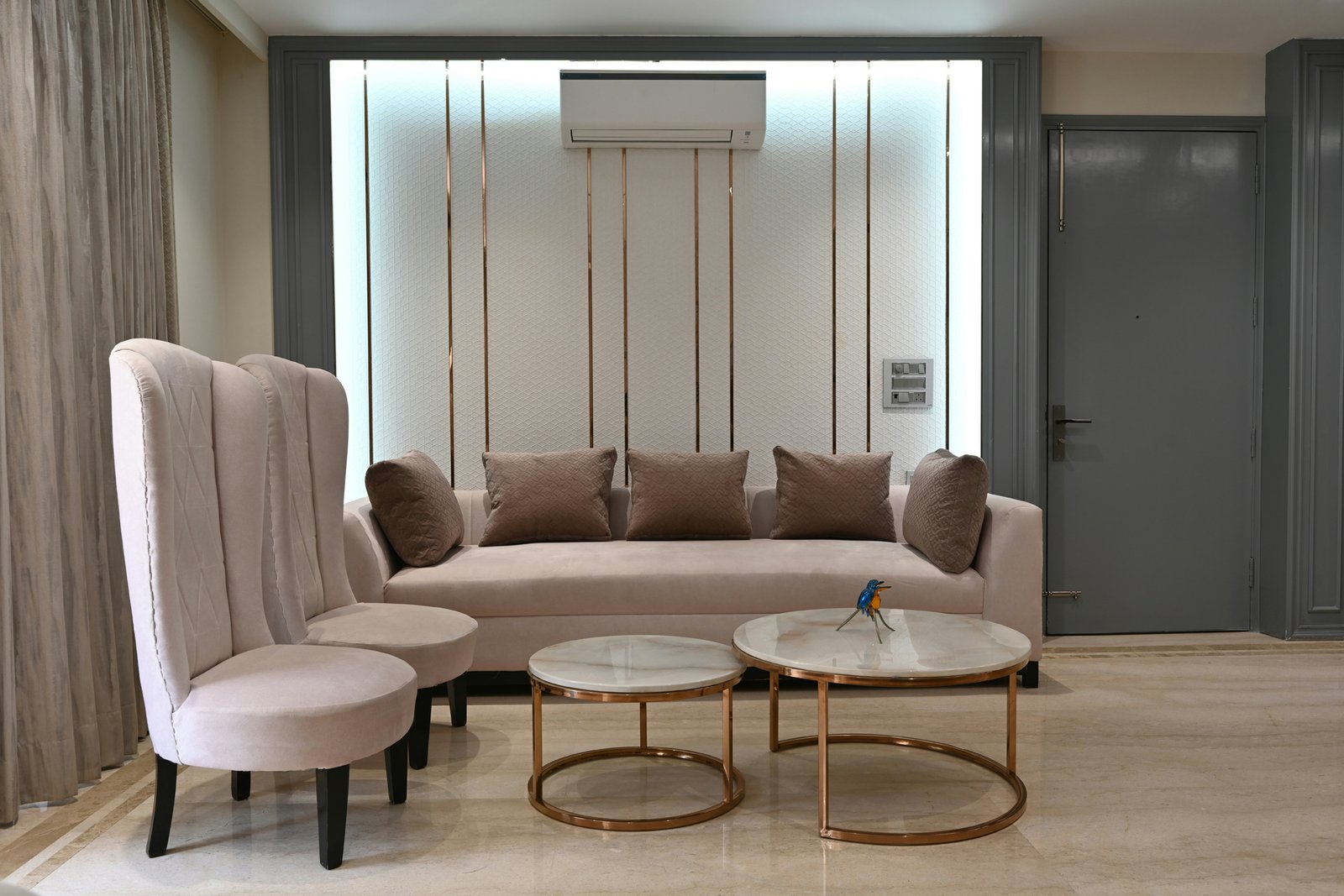 Metallgestell unter einer Tischplatte