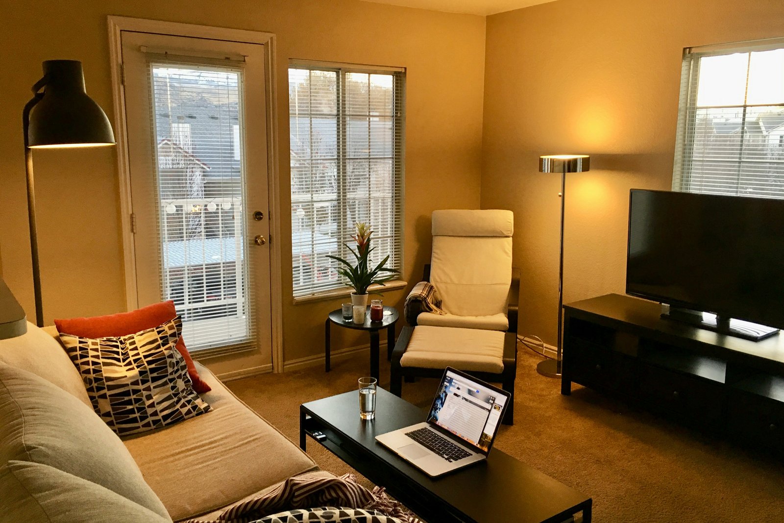 Tisch mit mehreren Gegenständen auf der Tischplatte