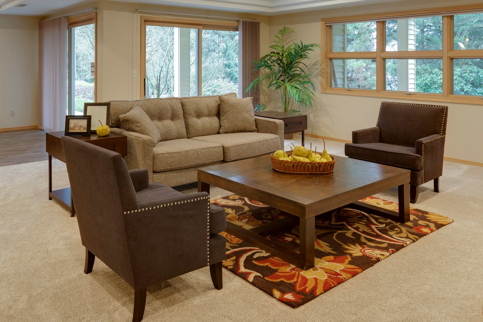 Holztisch mit sichtbarer Maserung auf einer Tischplatte