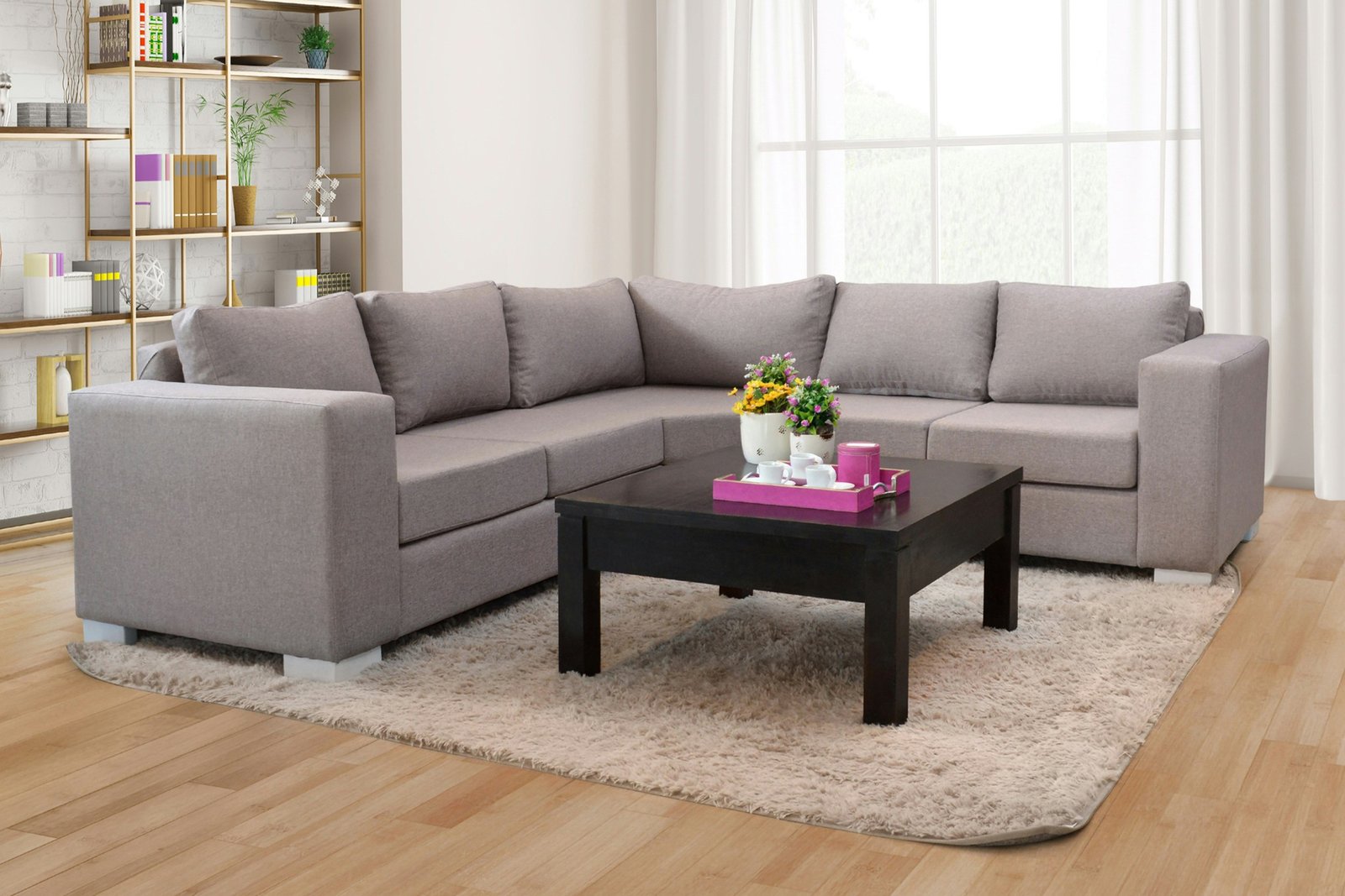 Holztisch steht in einem Wohnraum auf glattem Boden