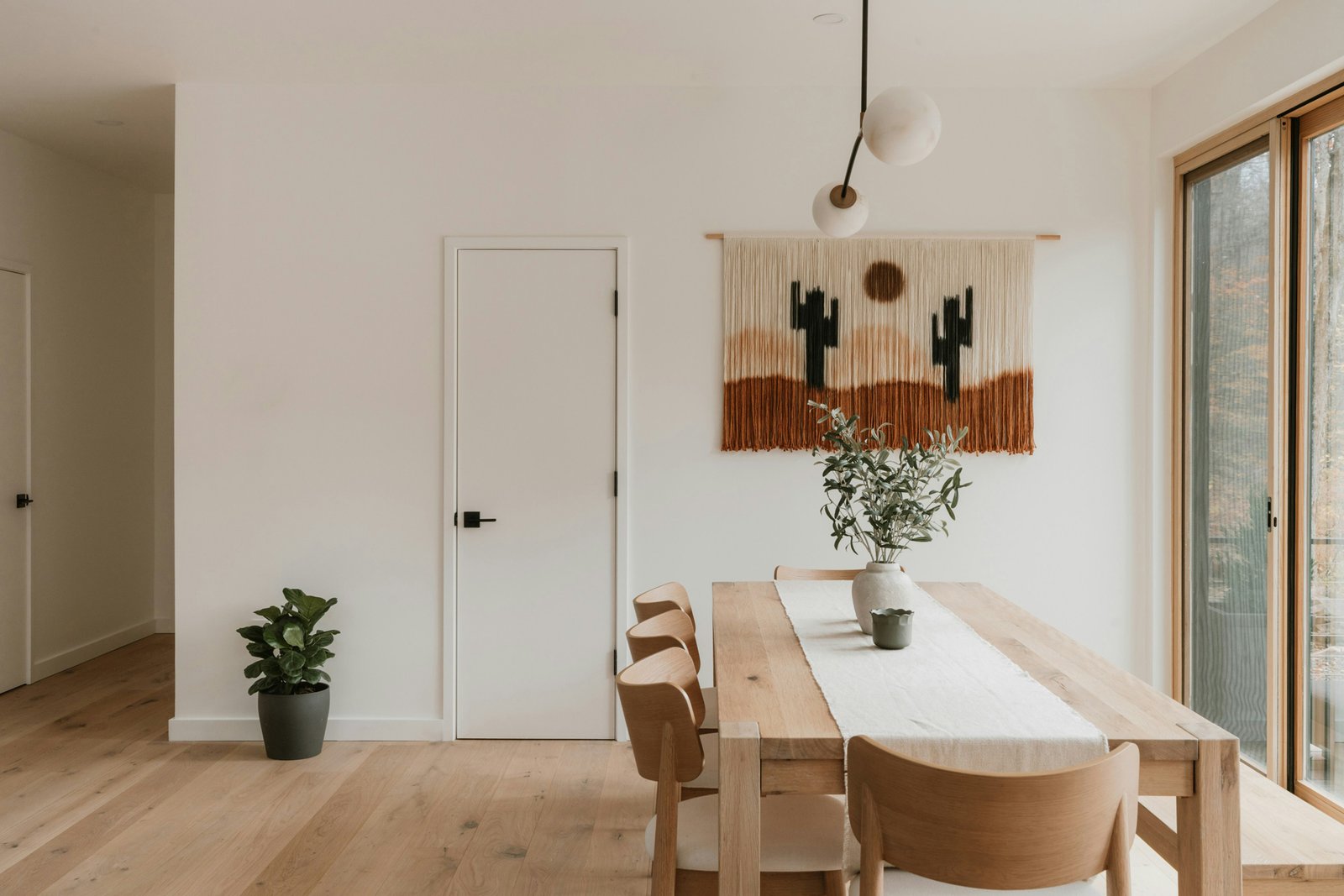 Holztisch steht in einem Wohnraum auf glattem Boden