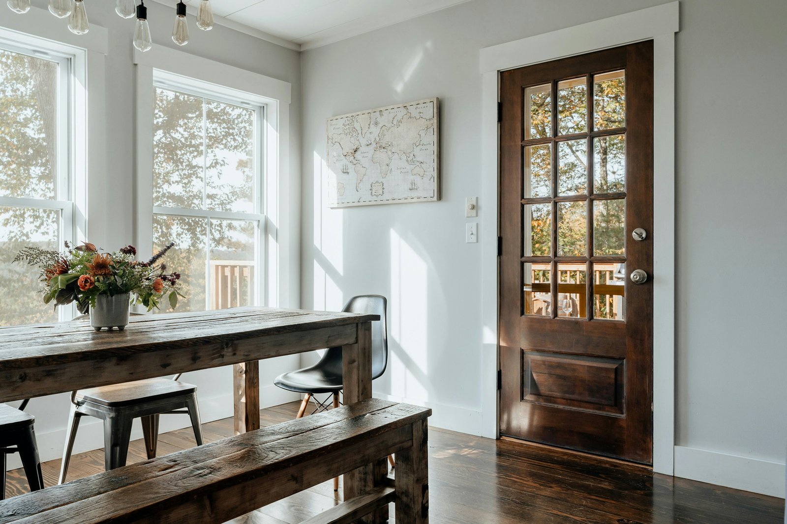 Metallverbindung mit Schrauben unter einer Tischplatte