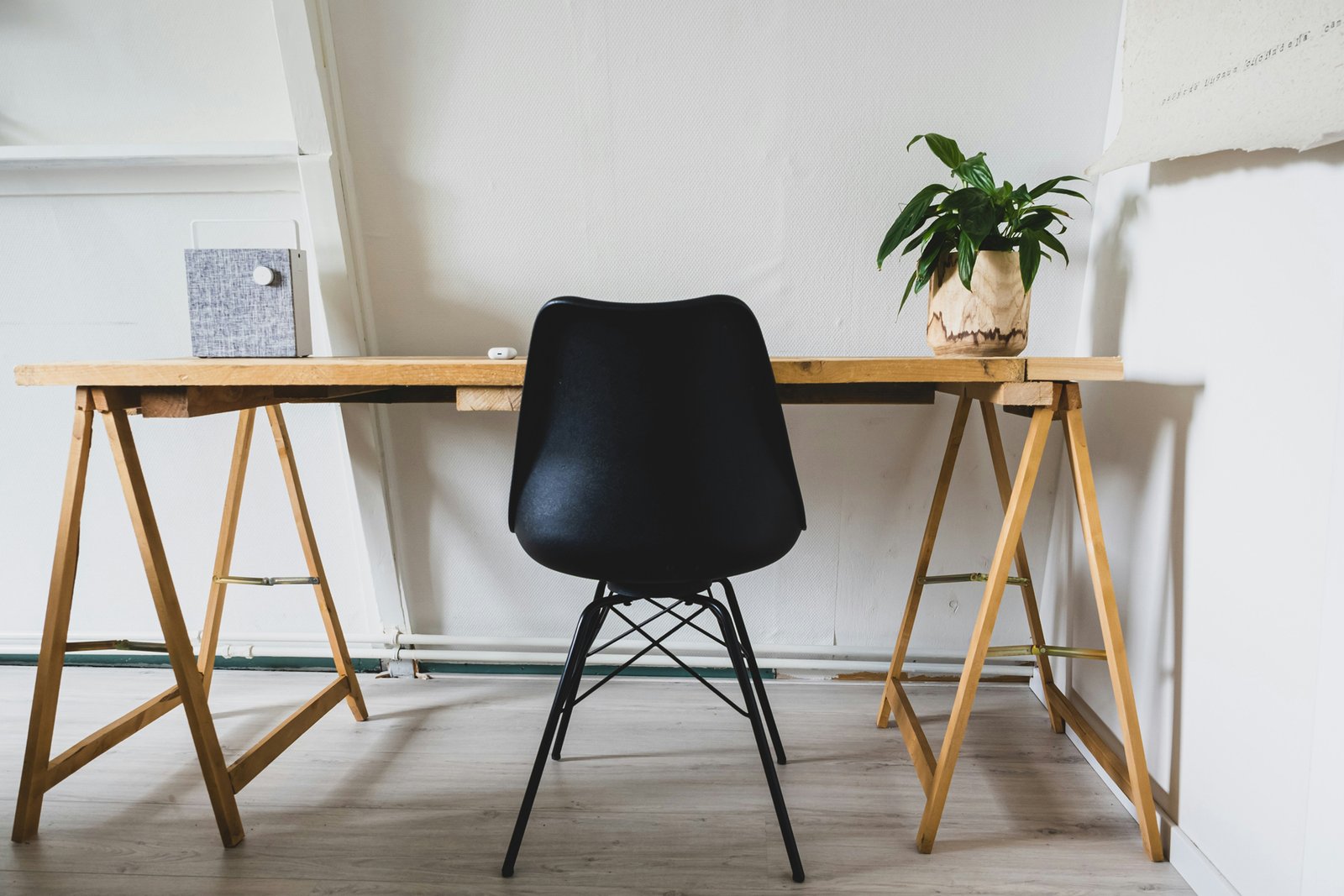 Tisch steht auf einem Boden und wirkt leicht instabil