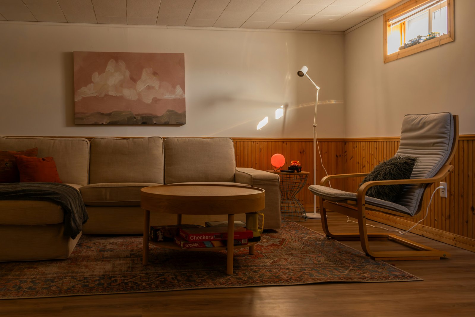 Vier Tischbeine stehen auf einem Boden, eines wirkt leicht erhöht