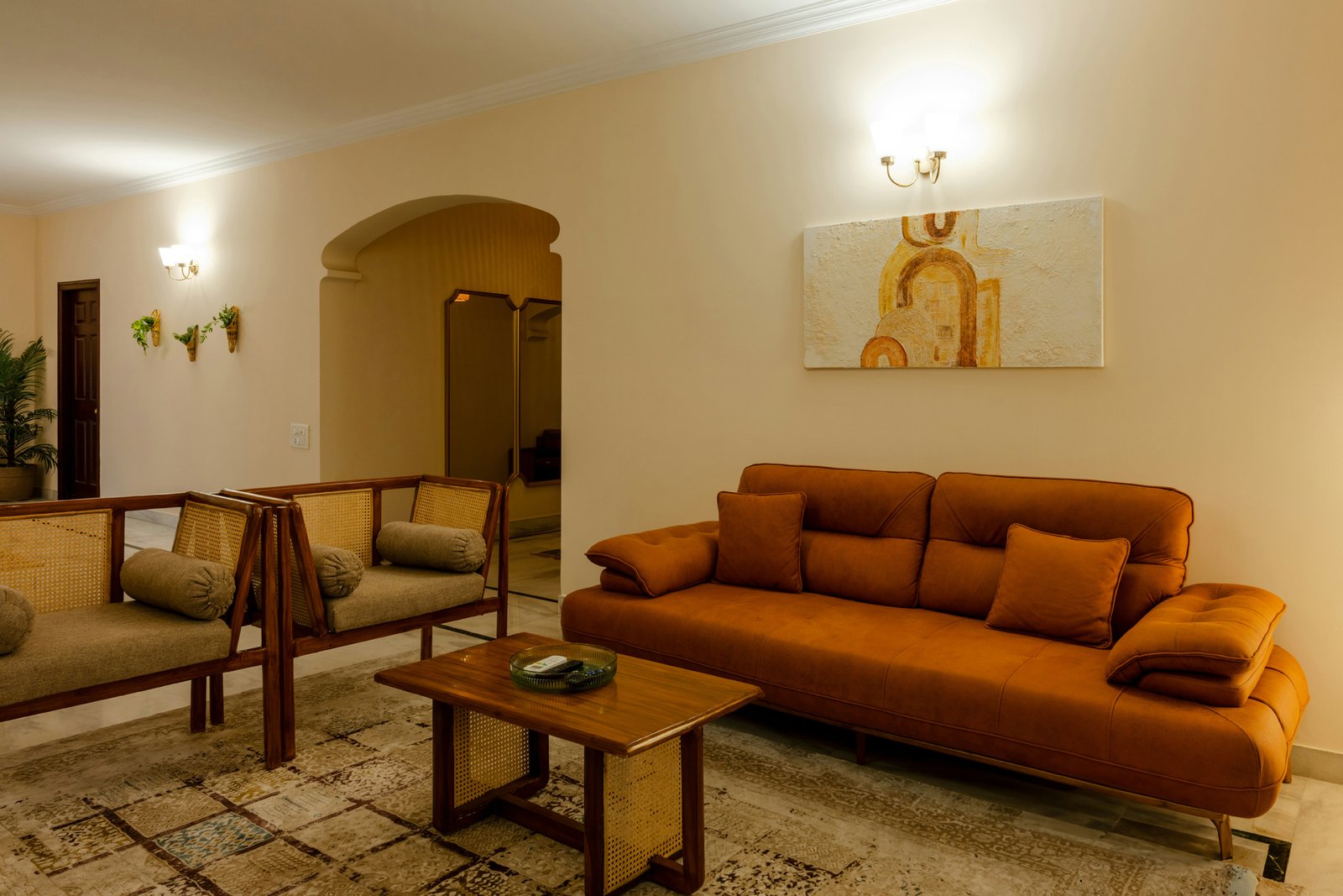 Tischplatte wird mit der Hand leicht bewegt