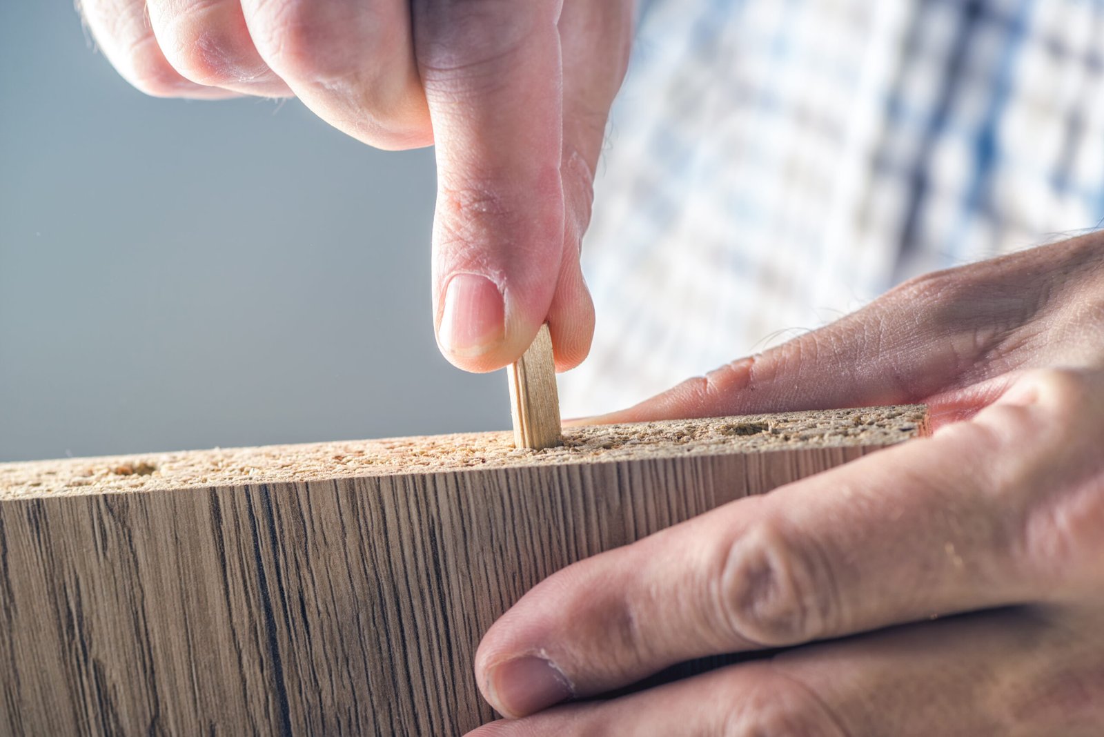 Nahaufnahme einer losen Holzverbindung an einem Tischbein