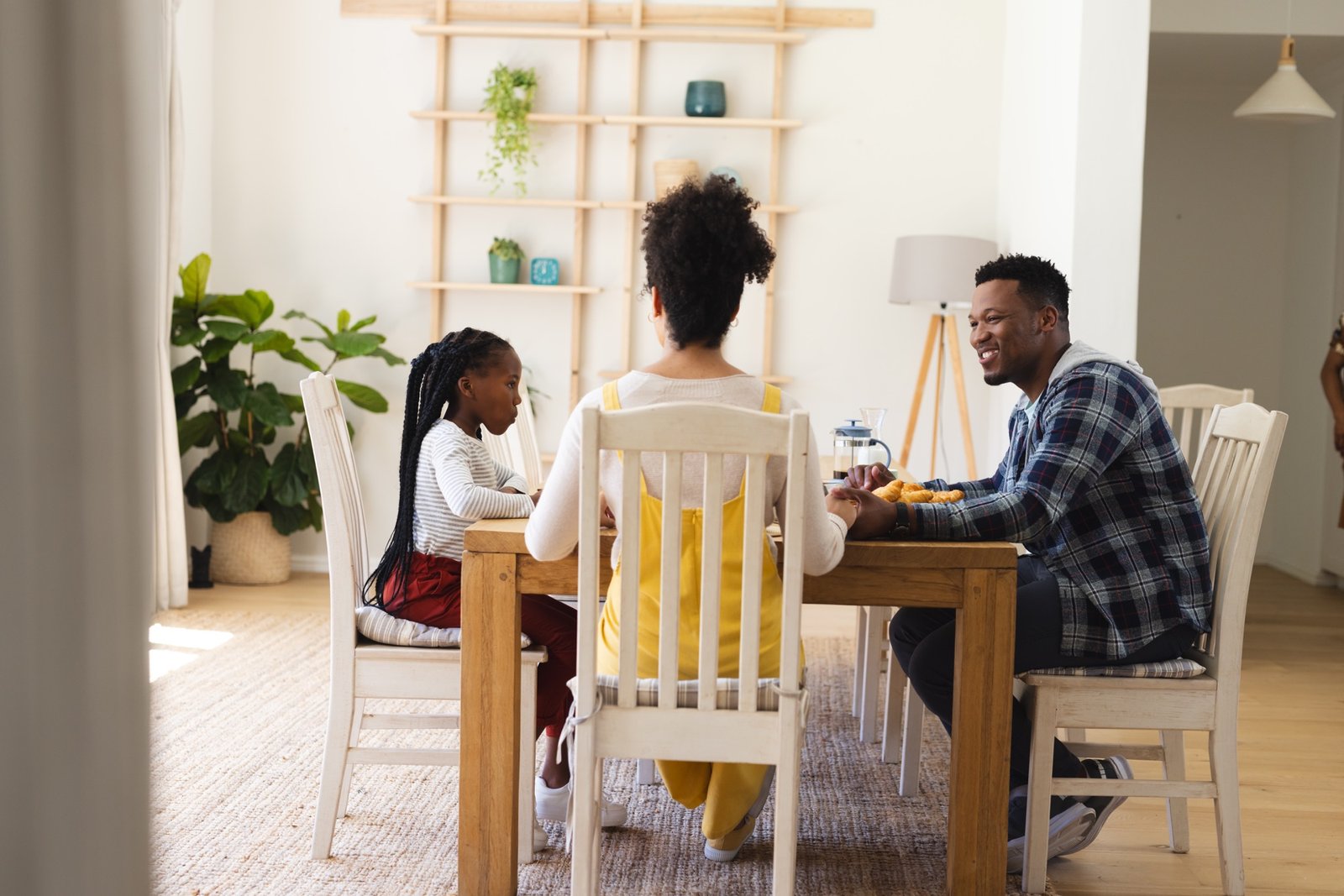Esstisch im Esszimmer mit Familie