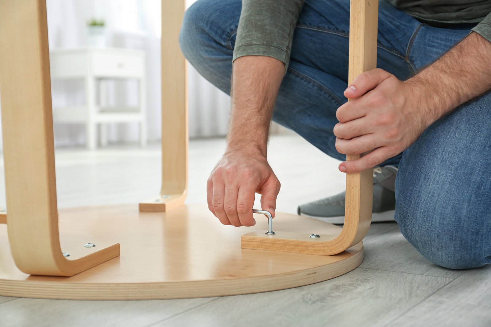 Tisch wird zusammengebaut